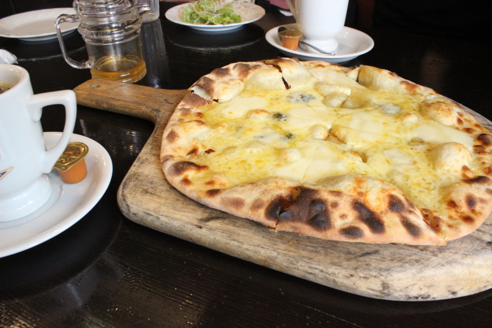 チーズとはちみつのピザ in 珈琲哲学 チーズとはちみつのピザ in 珈琲哲学